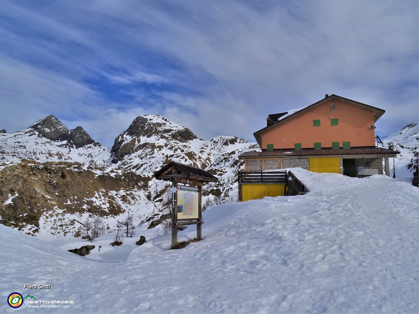02 Rif. Calvi (2006 m) con da sx Pizzo Diavolo di Tenda (2916 m) e Grabiasca (2704 m) (.JPG